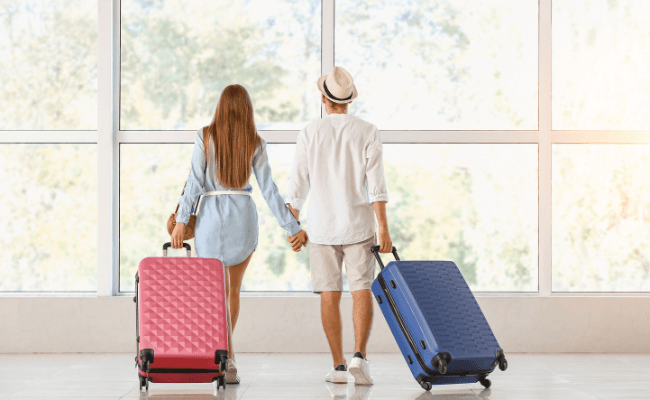 travel-planner-france-couple-aéroport